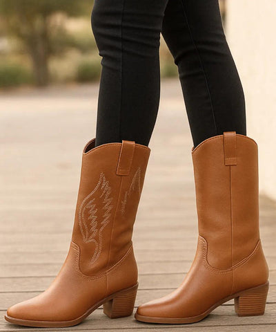 Bota texana feminina marrom cano médio country, salto baixo confortável para looks urbanos e invernais em promoção AREZZO