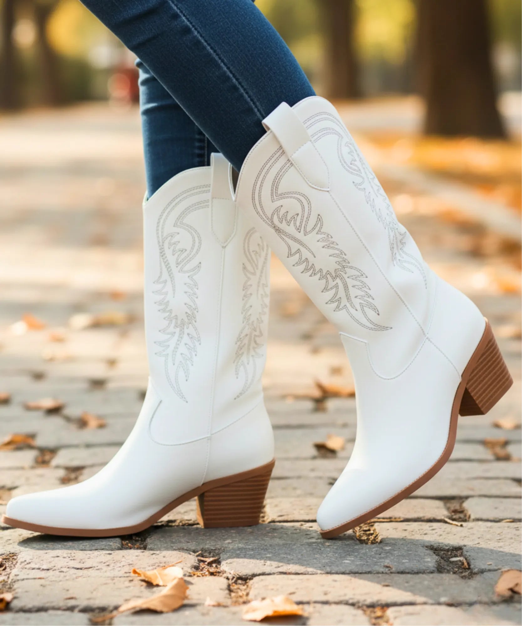 Comprar bota texana feminina cano médio bordado western couro sintético salto bloco bico fino promoção AREZZO