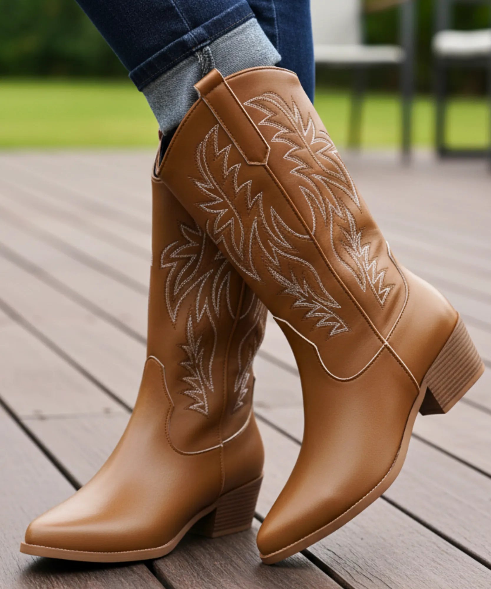 Comprar bota texana feminina cano médio bordado western couro sintético salto bloco bico fino promoção AREZZO
