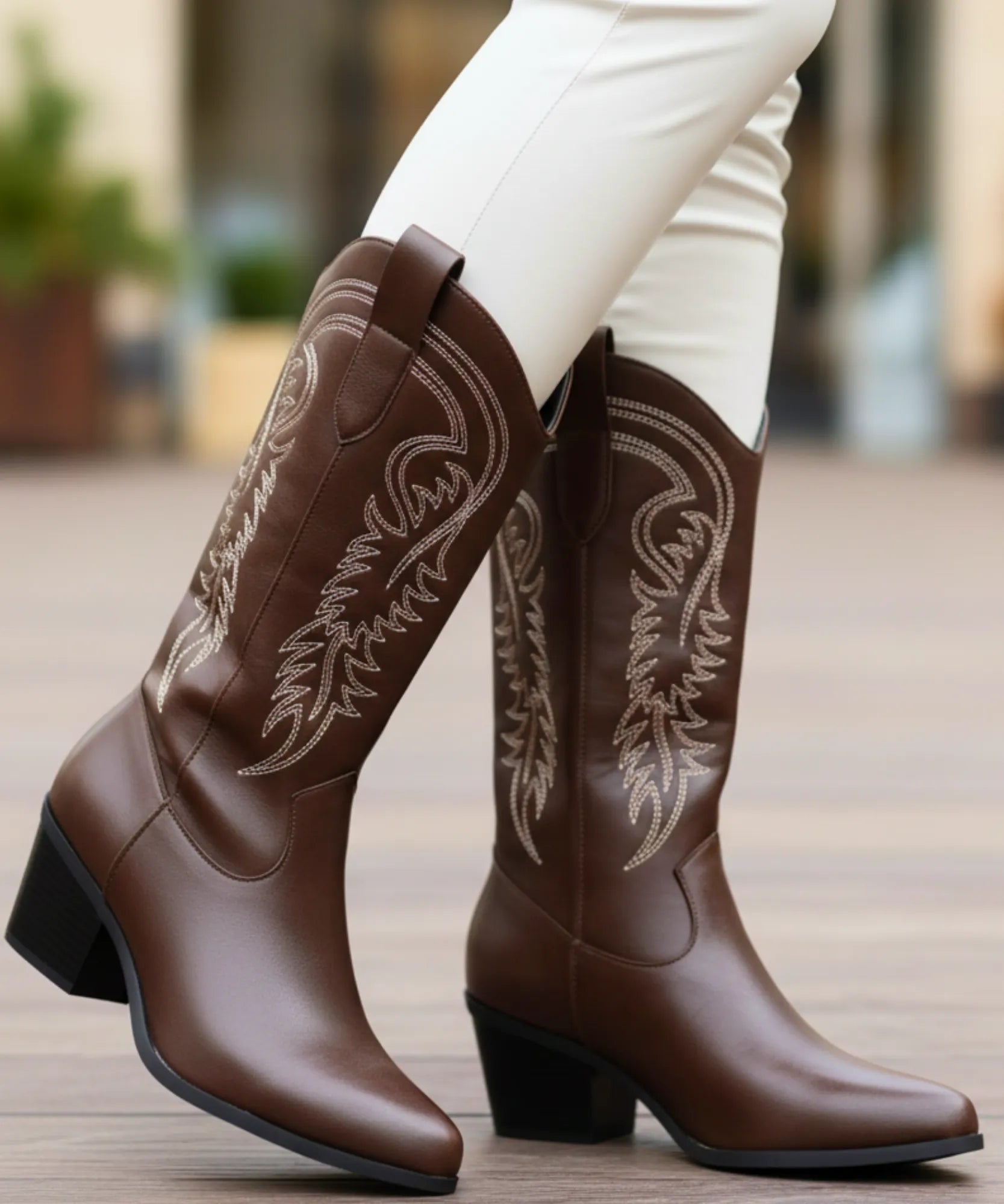 Comprar bota texana feminina cano médio bordado western couro sintético salto bloco bico fino promoção AREZZO
