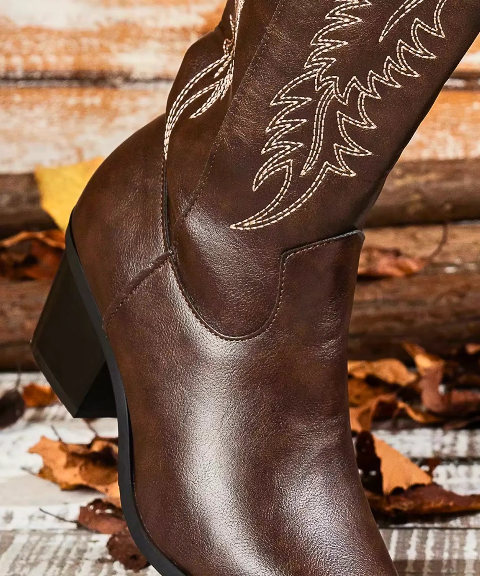 Comprar bota texana feminina cano médio bordado western couro sintético salto bloco bico fino promoção AREZZO