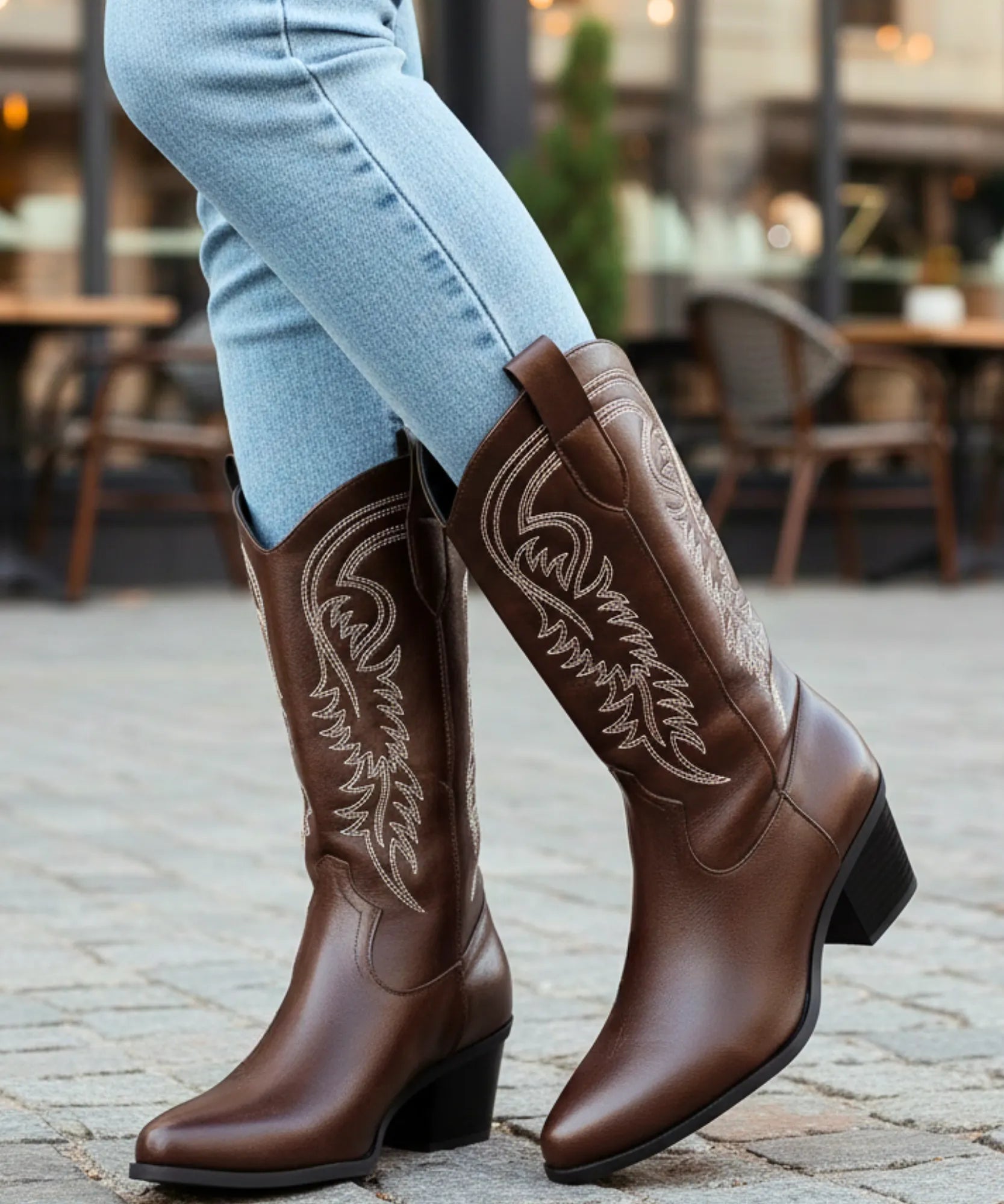 Comprar bota texana feminina cano médio bordado western couro sintético salto bloco bico fino promoção AREZZO
