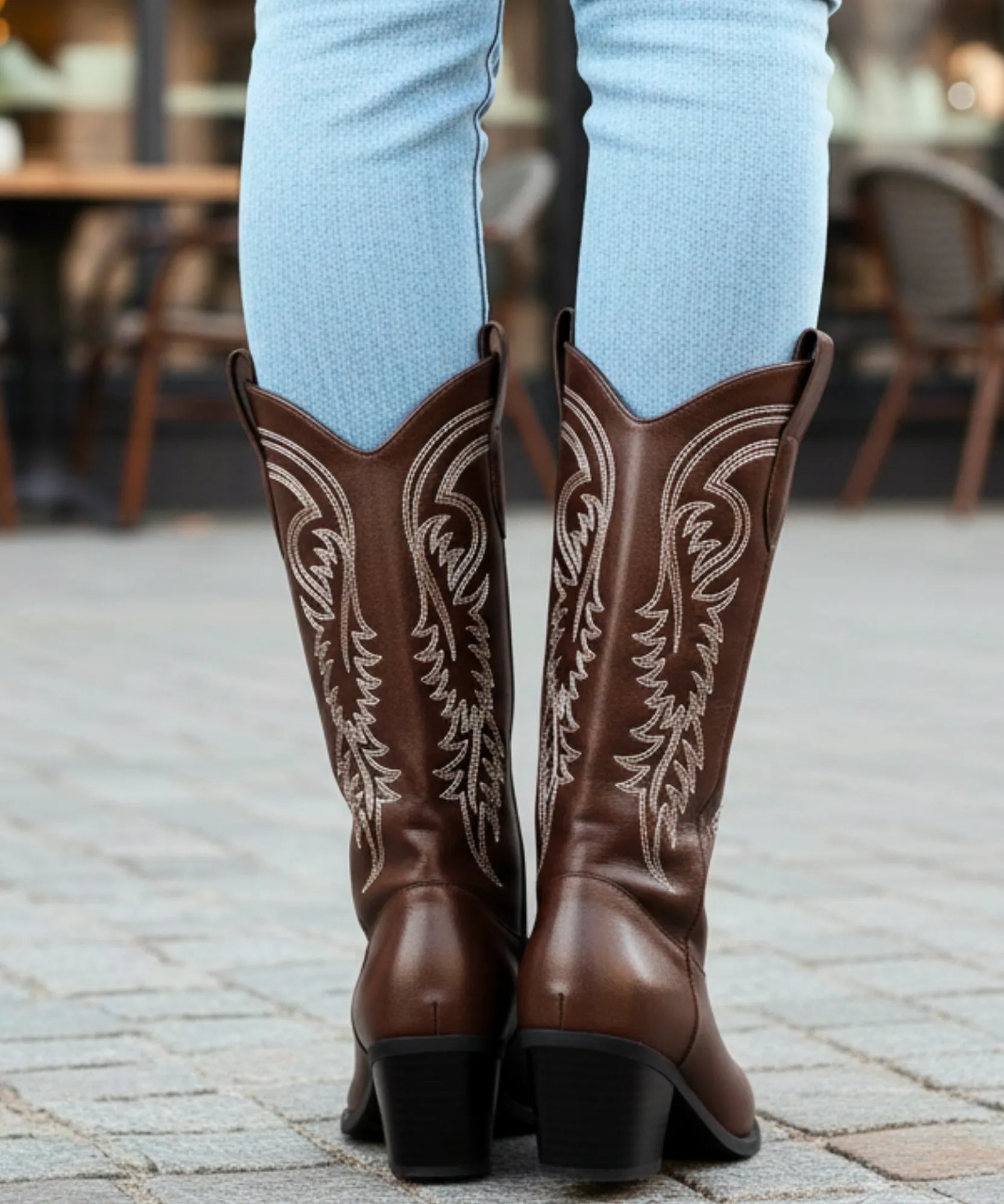 Comprar bota texana feminina cano médio bordado western couro sintético salto bloco bico fino promoção AREZZO