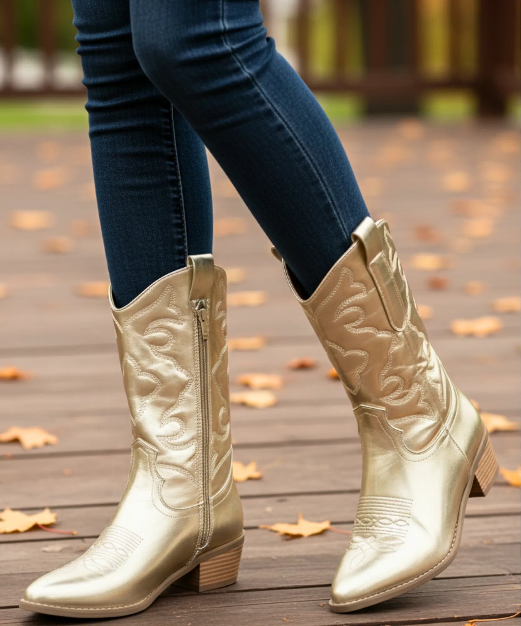Comprar bota texana feminina cano médio metálica bordado western salto bloco barata AREZZO