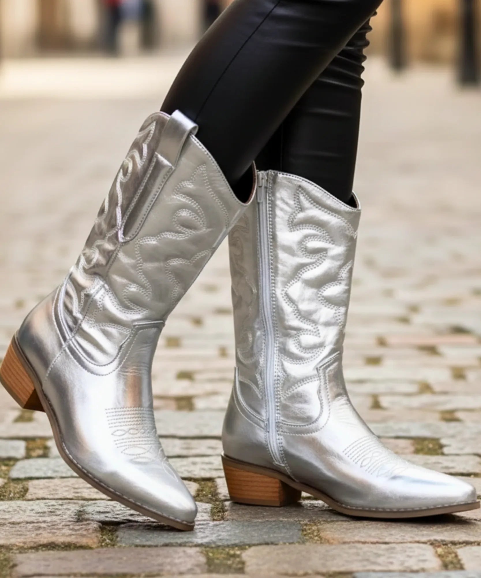 Comprar bota texana feminina cano médio metálica bordado western salto bloco barata AREZZO