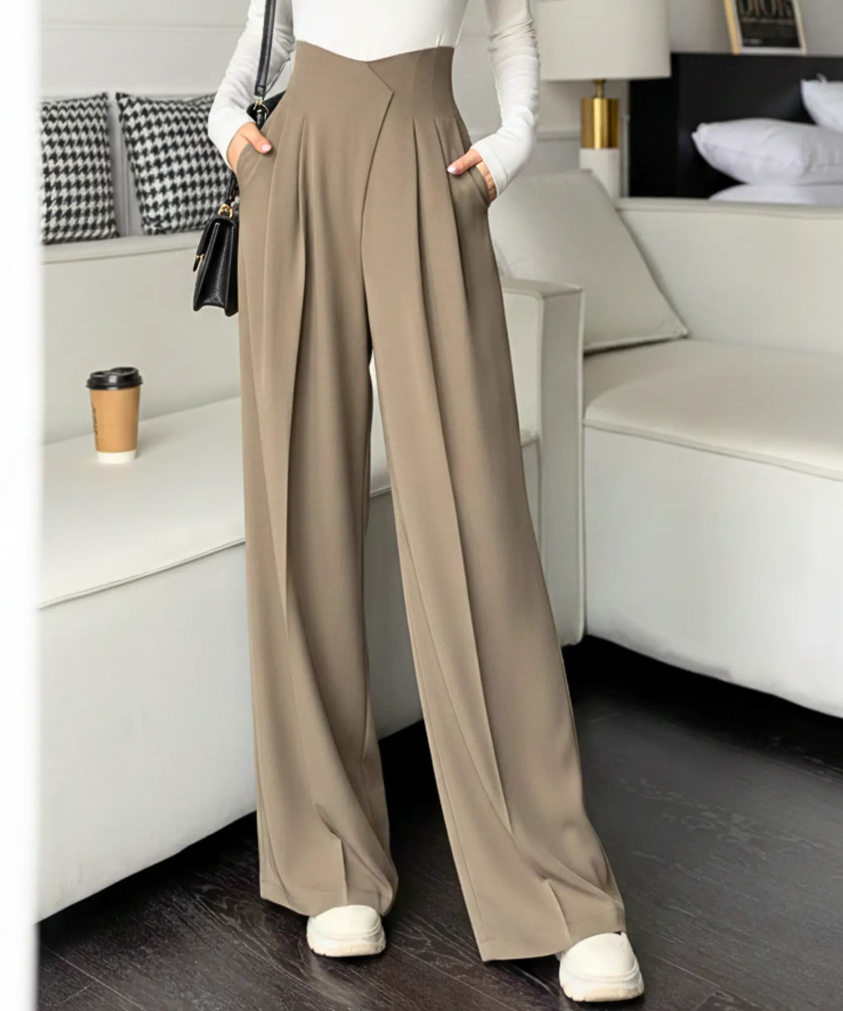 Calça alfaiataria bege feminina wide leg do quadril aos pés, mostrando a barra longa que cobre o calçado