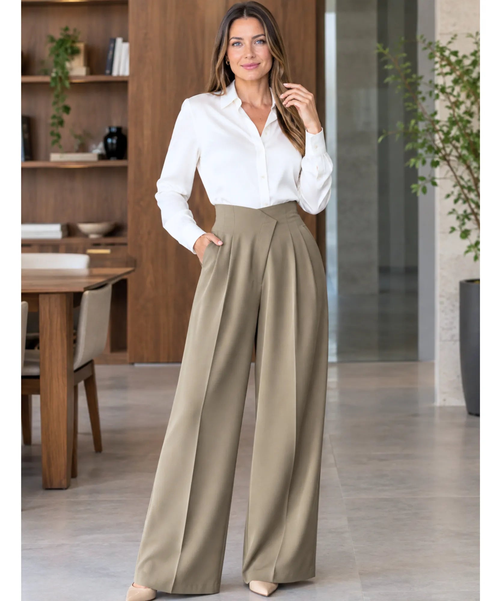 Calça alfaiataria bege feminina wide leg com pregas de corpo inteiro, com as mãos nos bolsos laterais