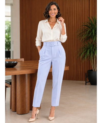 Modelo de corpo inteiro vestindo calça alfaiataria cenoura azul claro com camisa off white