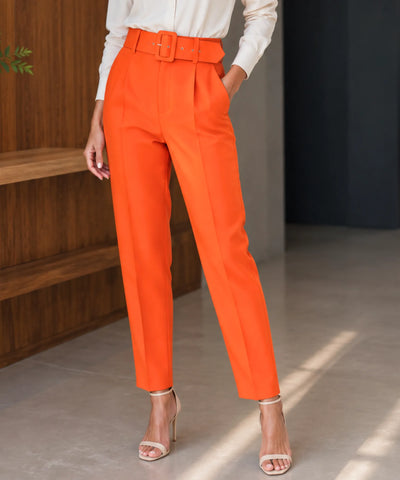 Calça alfaiataria cenoura laranja feminina de cintura alta com cinto no mesmo tecido
