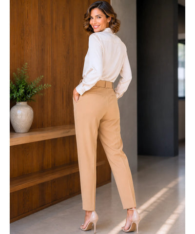 Modelo de corpo inteiro vestindo calça alfaiataria cenoura marrom caramelo com camisa branca