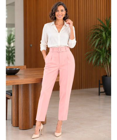 Modelo de corpo inteiro vestindo calça alfaiataria cenoura rosa bebê com camisa branca