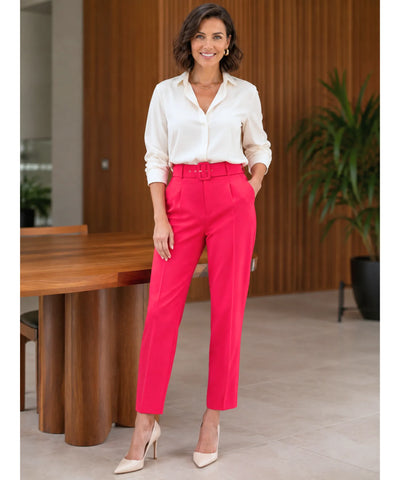 Modelo de corpo inteiro vestindo calça alfaiataria cenoura rosa pink com camisa branca