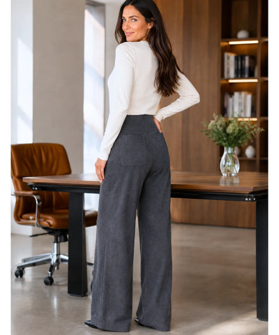 Calça alfaiataria cinza chumbo feminina wide leg de costas, com os dois bolsos traseiros chapados à mostra