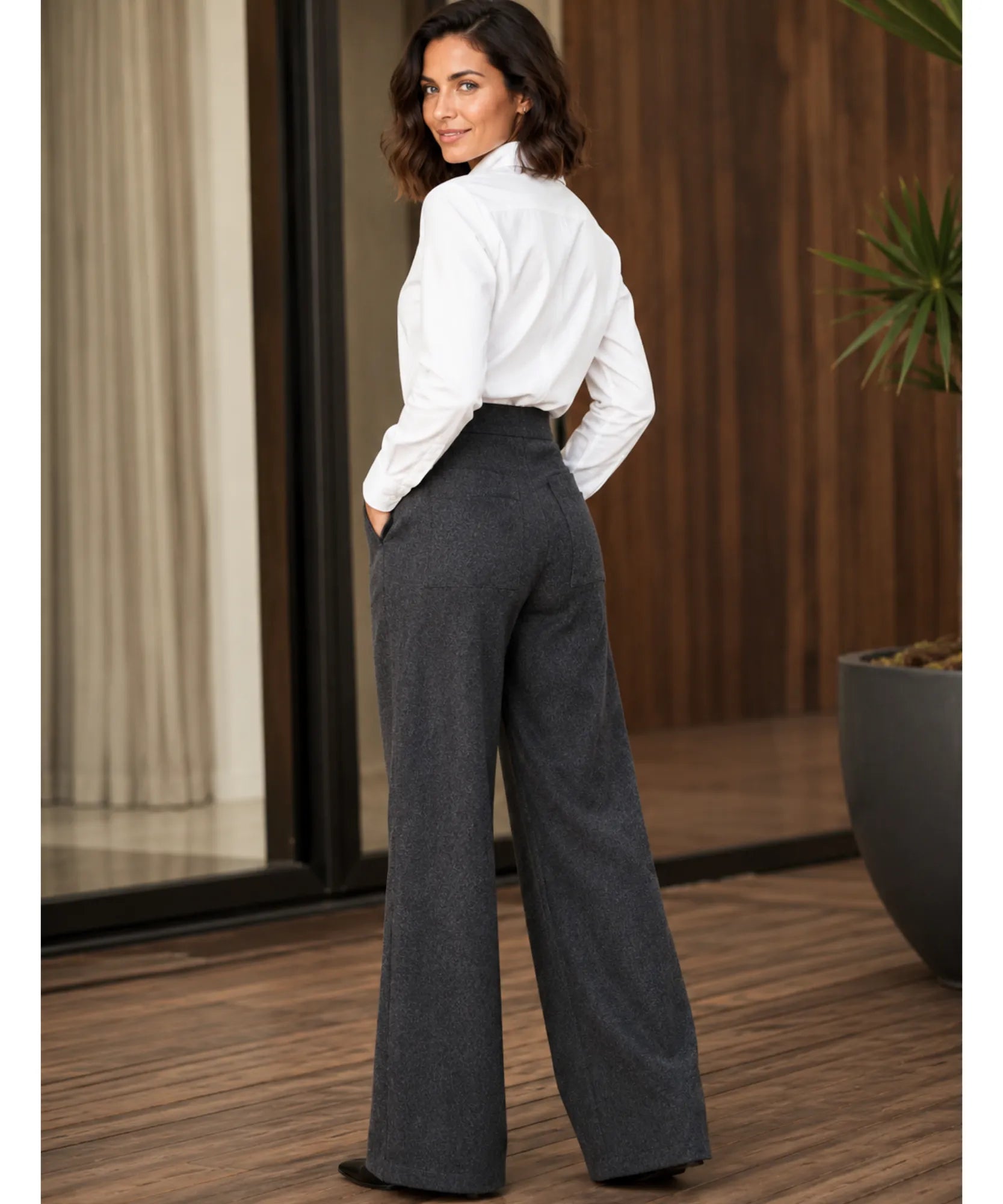 Calça alfaiataria cinza wide leg feminina vista de costas, corpo inteiro, combinada com camisa branca