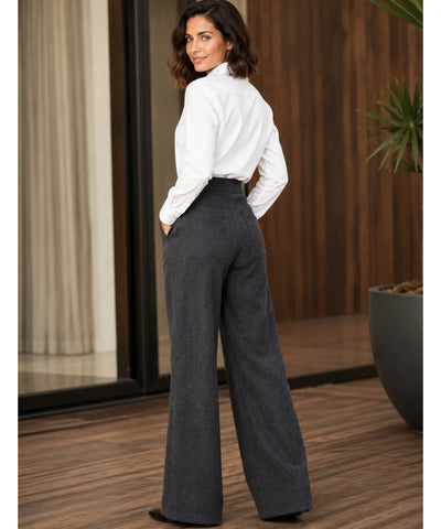 Calça alfaiataria cinza wide leg feminina vista de costas, corpo inteiro, combinada com camisa branca