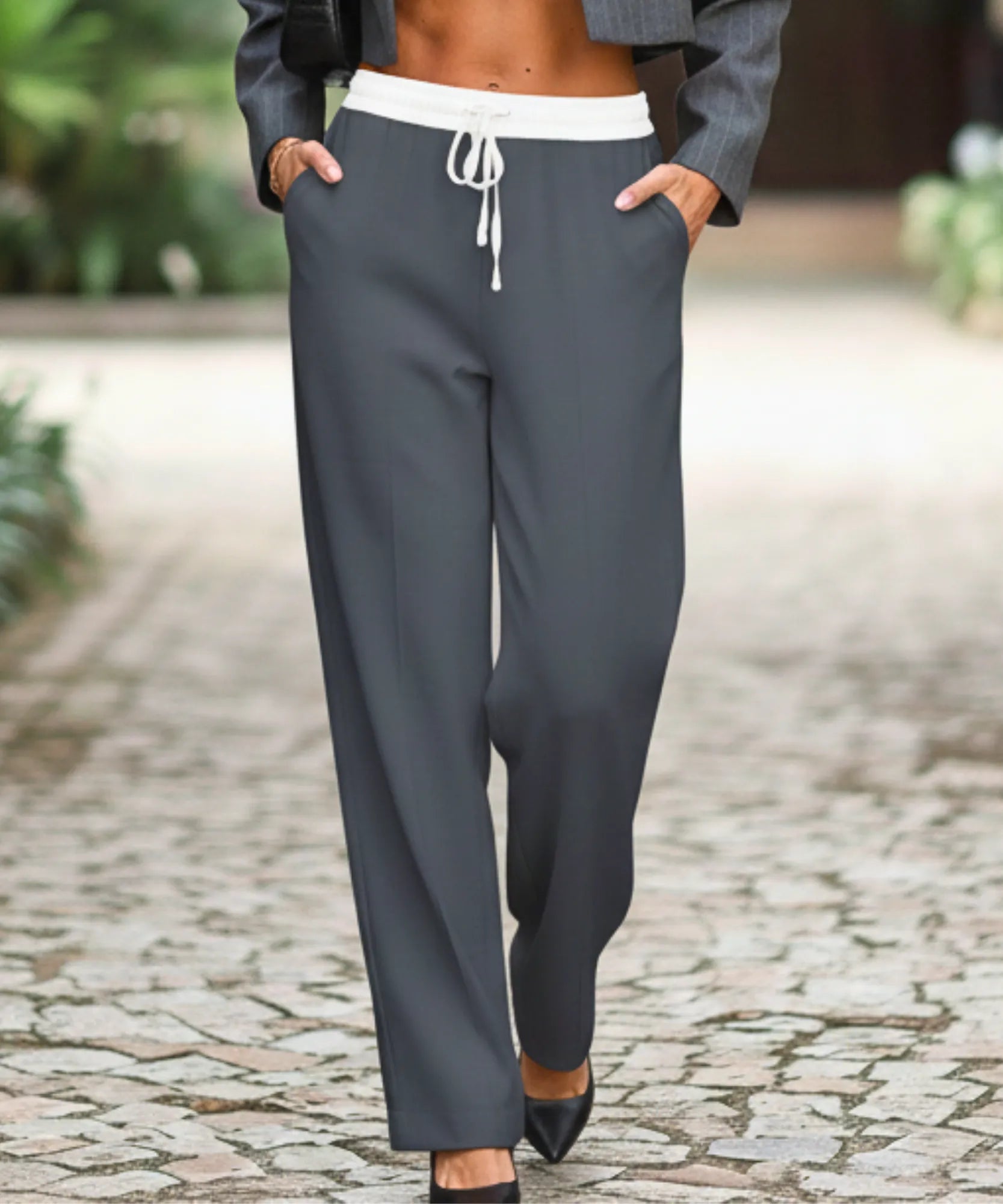 Calça alfaiataria wide leg cinza com faixa branca no cós e cordão branco amarrado