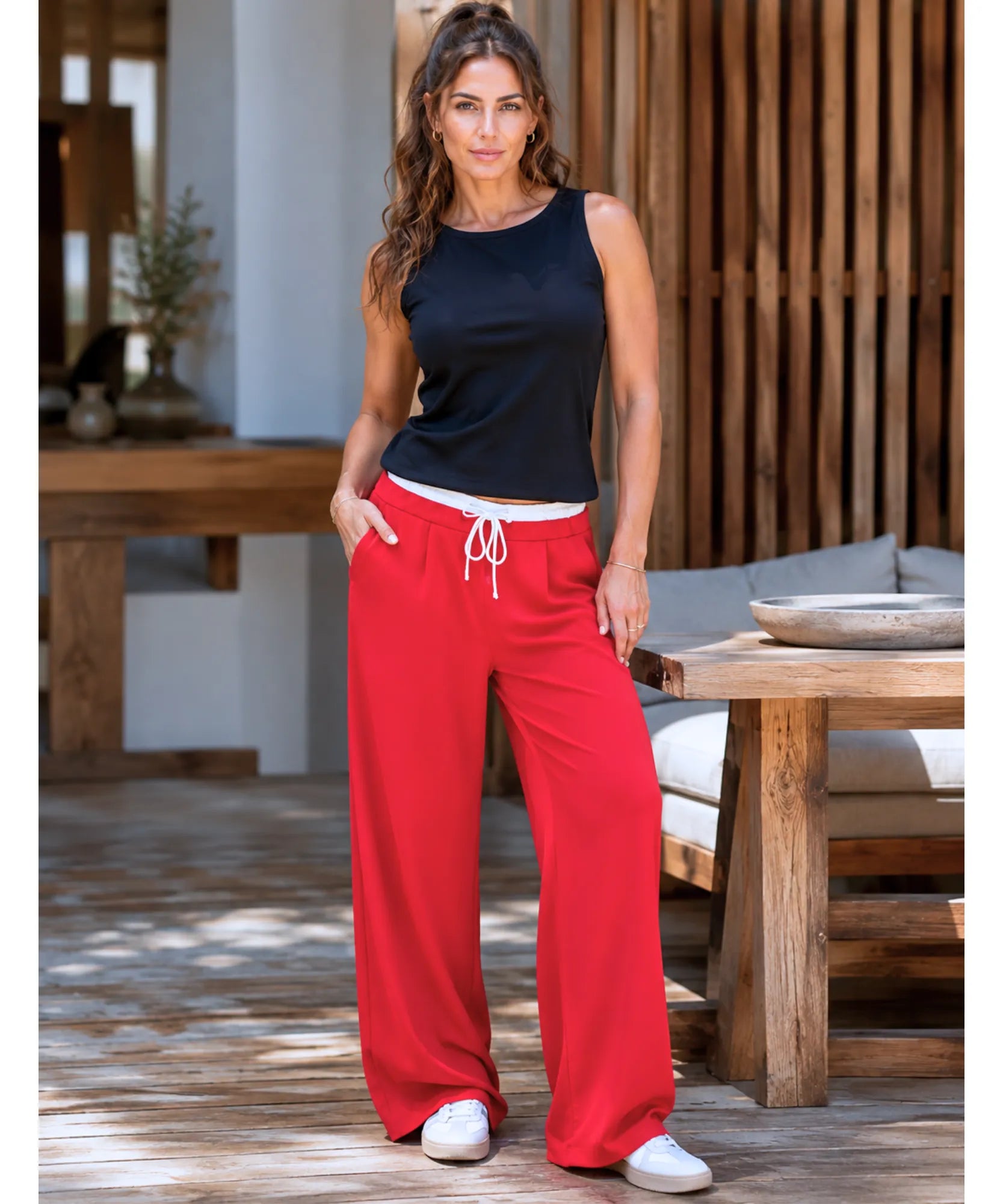 Calça alfaiataria wide leg vermelha de corpo inteiro com regata preta e cordão branco