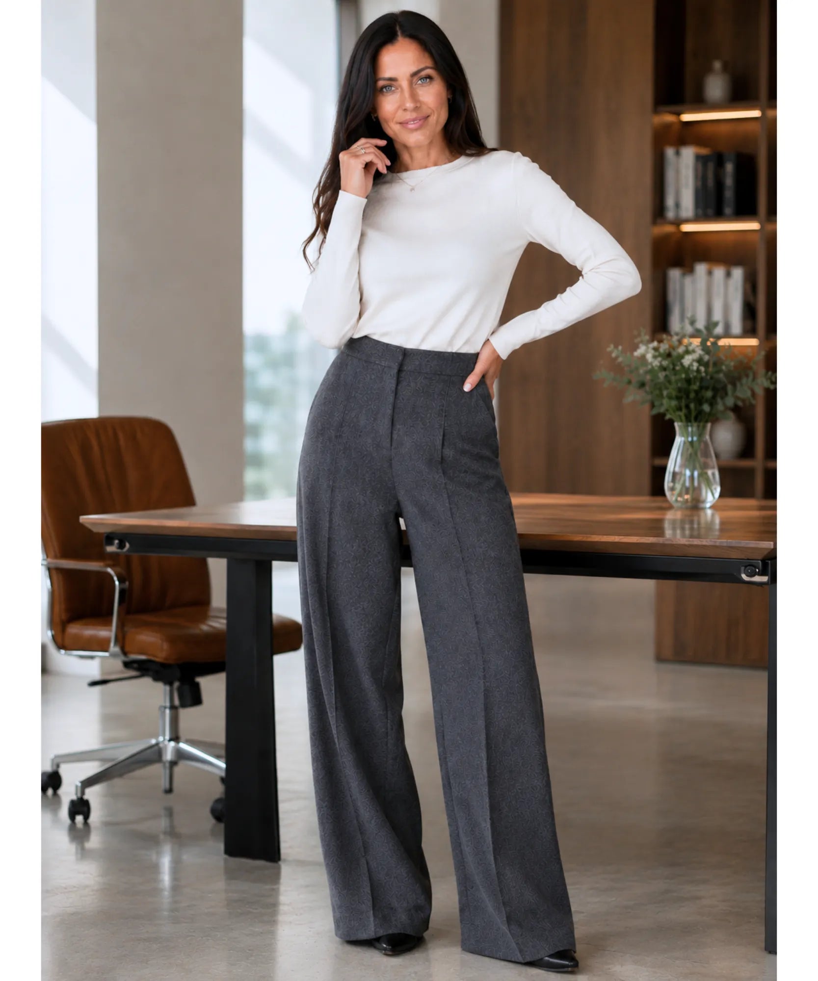 Look de escritório com calça alfaiataria feminina cinza de cintura alta e blusa off white