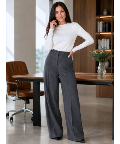 Look de escritório com calça alfaiataria feminina cinza de cintura alta e blusa off white