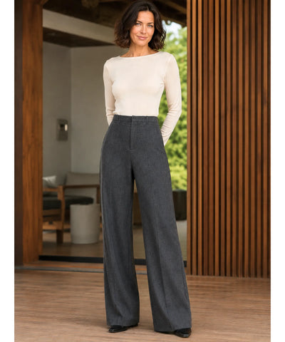 Calça alfaiataria feminina cinza wide leg dos pés à cabeça, vista frontal com blusa clara
