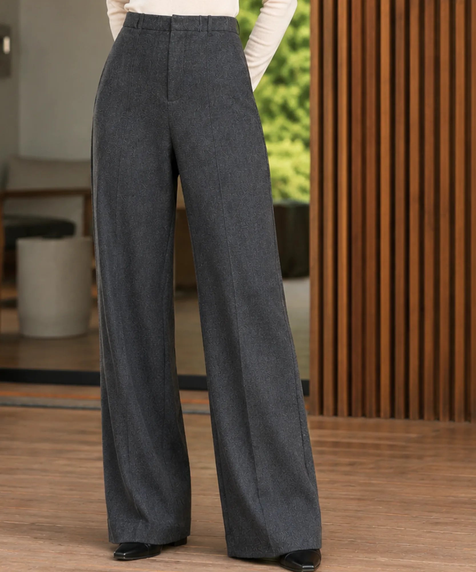 Calça alfaiataria feminina cinza wide leg de frente, mostrando o comprimento longo e a barra reta