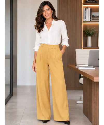 Calça alfaiataria com pregas wide leg amarela em look completo com camisa branca