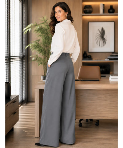 Costas da calça alfaiataria com pregas wide leg cinza, mostrando o caimento reto e a barra ampla
