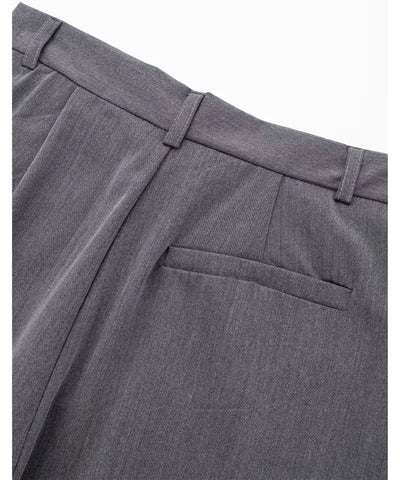 Macro do cós alto estruturado com presilha para cinto da calça alfaiataria wide leg cinza