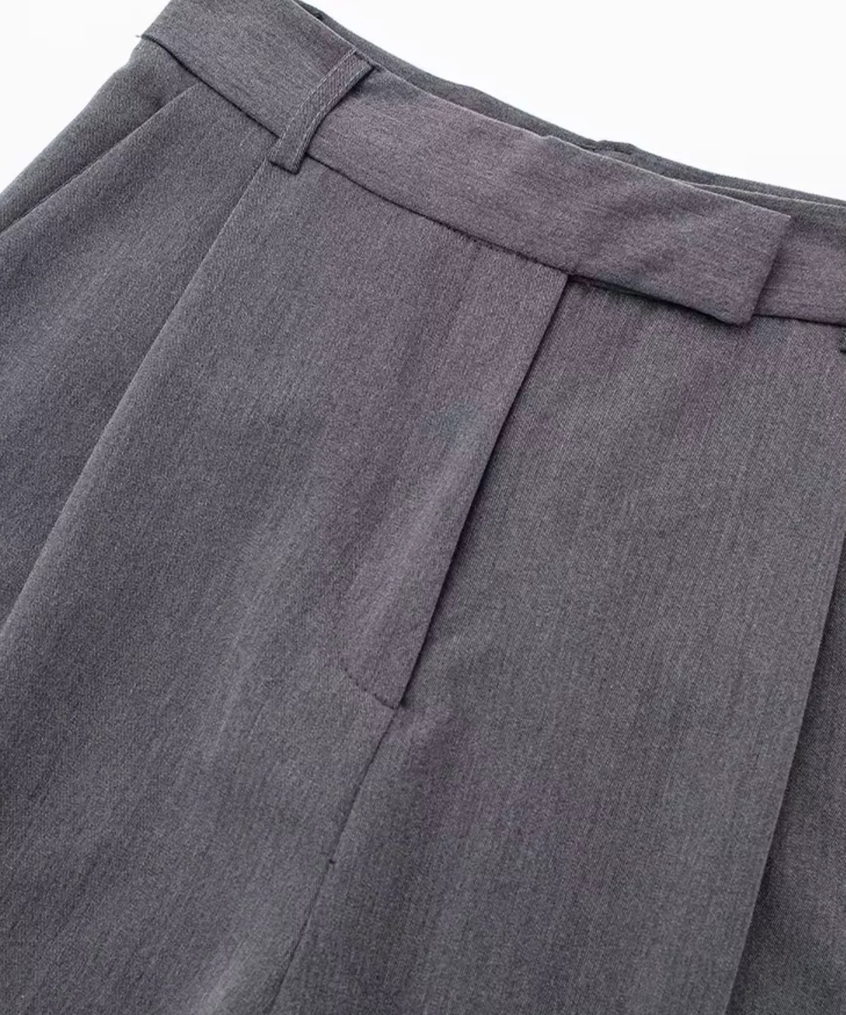 Macro da prega frontal e da presilha para cinto da calça alfaiataria wide leg cinza