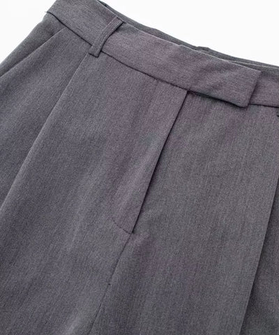 Macro da prega frontal e da presilha para cinto da calça alfaiataria wide leg cinza