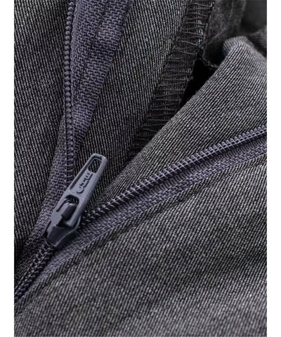 Macro do zíper lateral invisível e do acabamento interno da calça alfaiataria wide leg cinza
