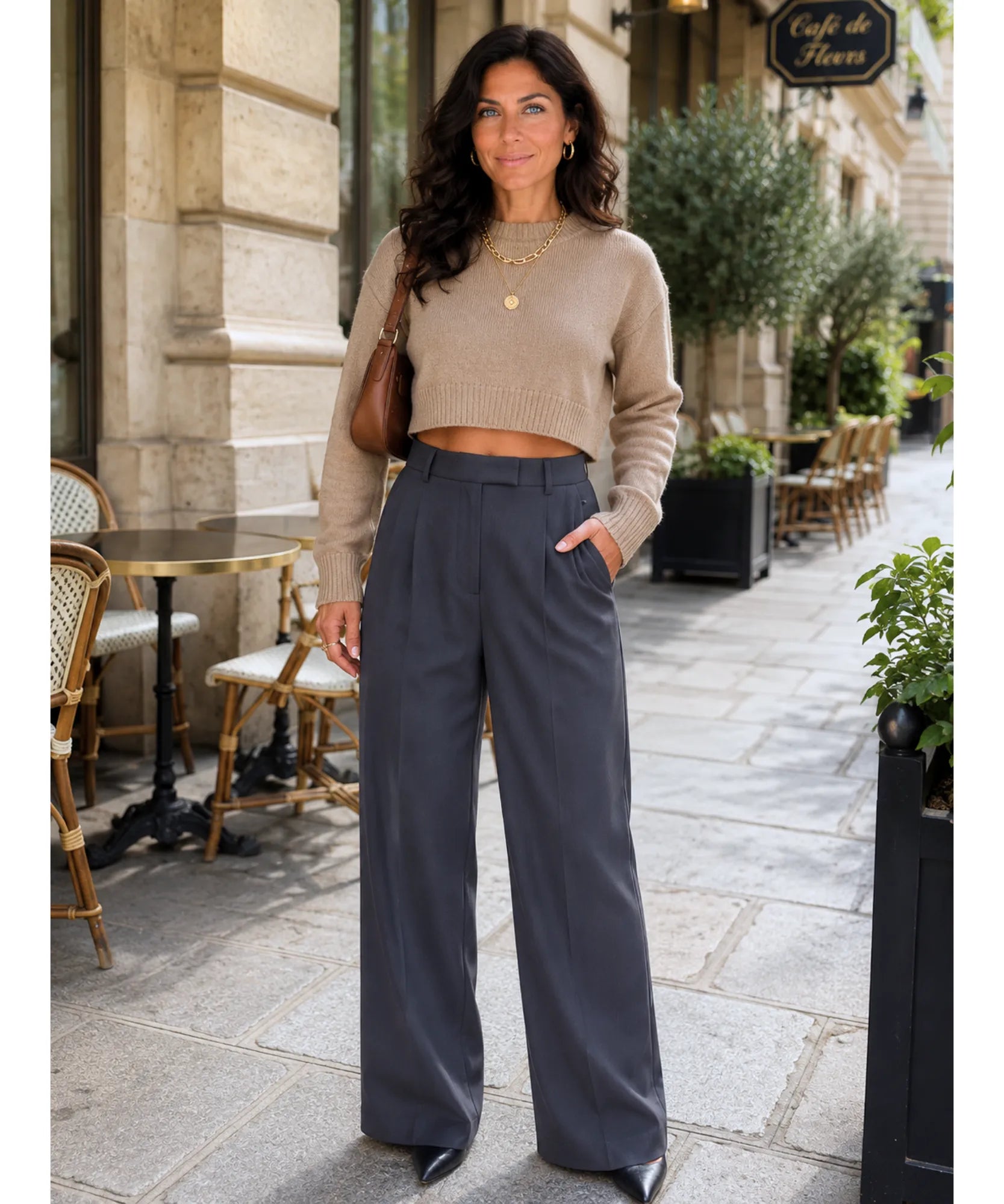 Calça alfaiataria wide leg cinza em look urbano com tricô cropped bege, dos pés à cabeça
