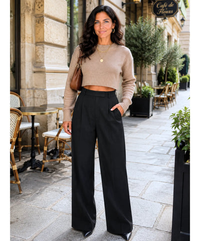 Calça alfaiataria wide leg preta em look urbano com tricô cropped bege, dos pés à cabeça