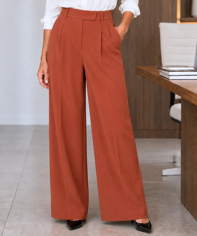 Calça alfaiataria com pregas wide leg na cor terracota vista de frente