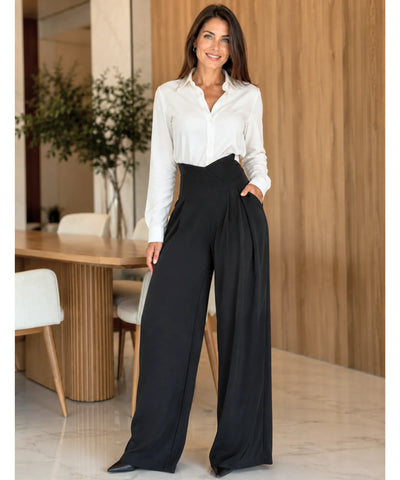 Calça alfaiataria preta feminina de cintura alta e modelagem wide leg vista de corpo inteiro