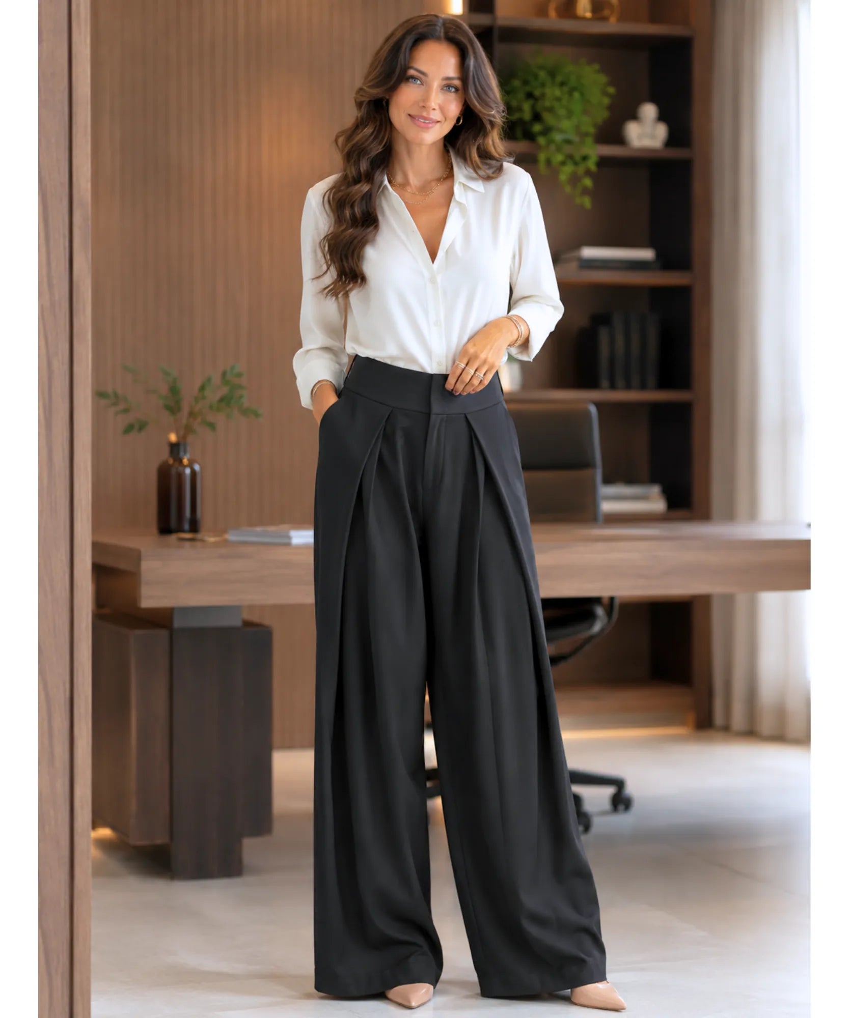 Look social com calça alfaiataria preta feminina e camisa branca, corpo inteiro