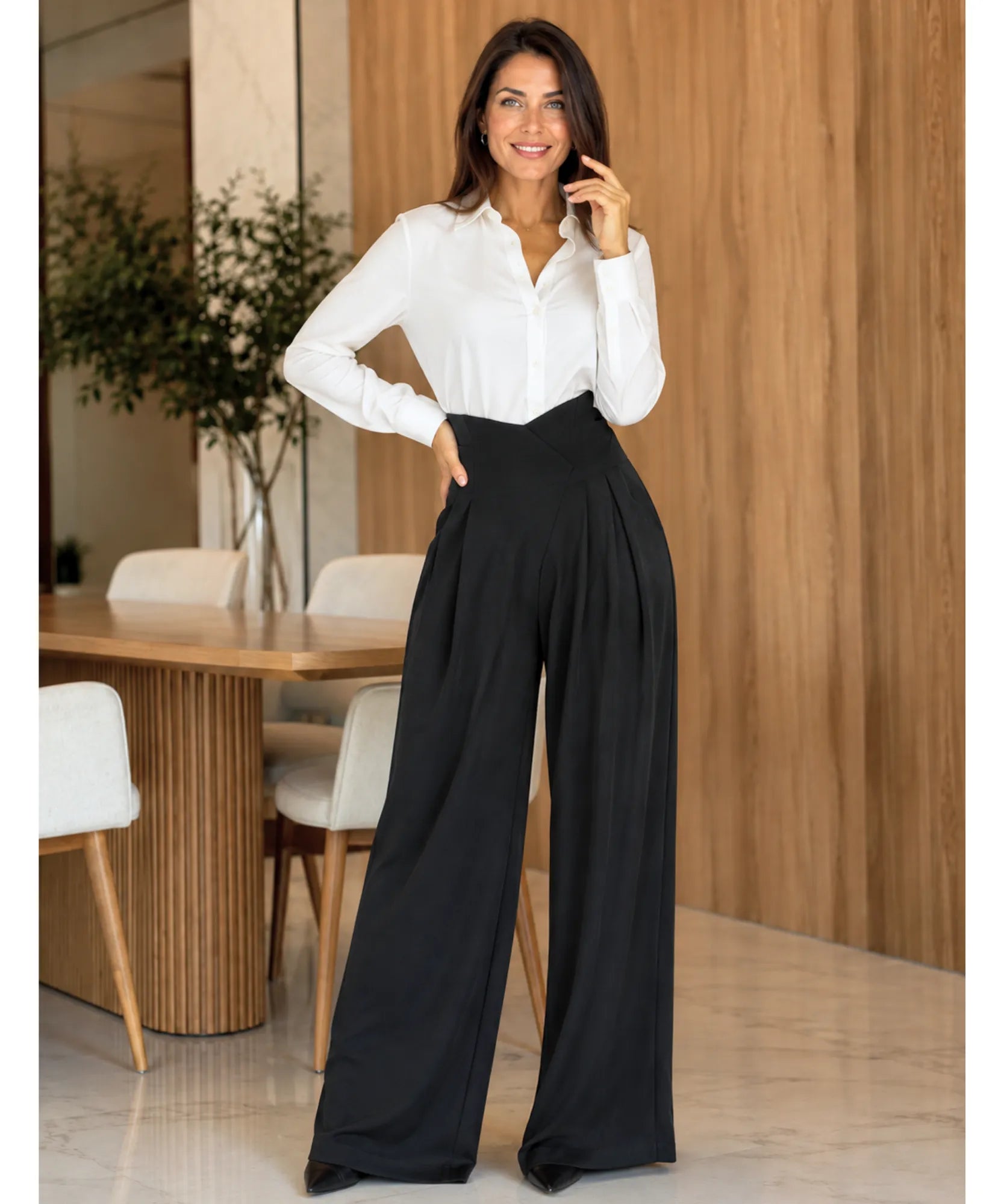 Calça alfaiataria preta feminina wide leg de corpo inteiro com camisa branca em ambiente de trabalho