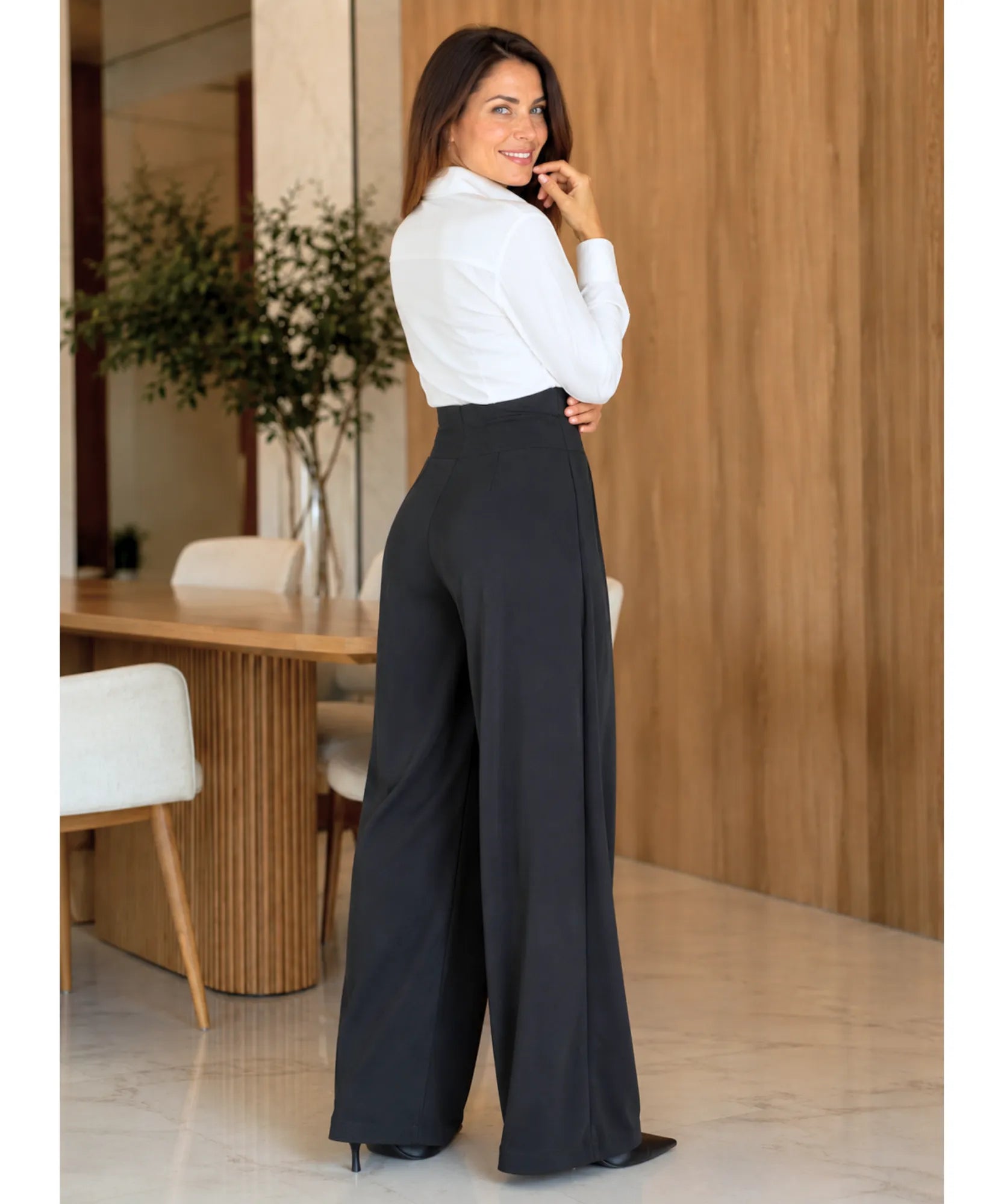 Calça alfaiataria preta feminina wide leg vista de costas, com cós alto liso e costas sem bolso