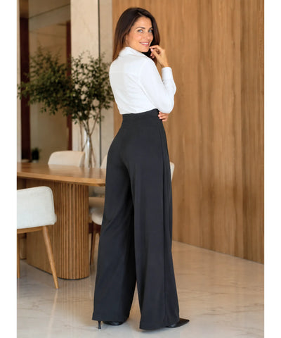 Calça alfaiataria preta feminina wide leg vista de costas, com cós alto liso e costas sem bolso