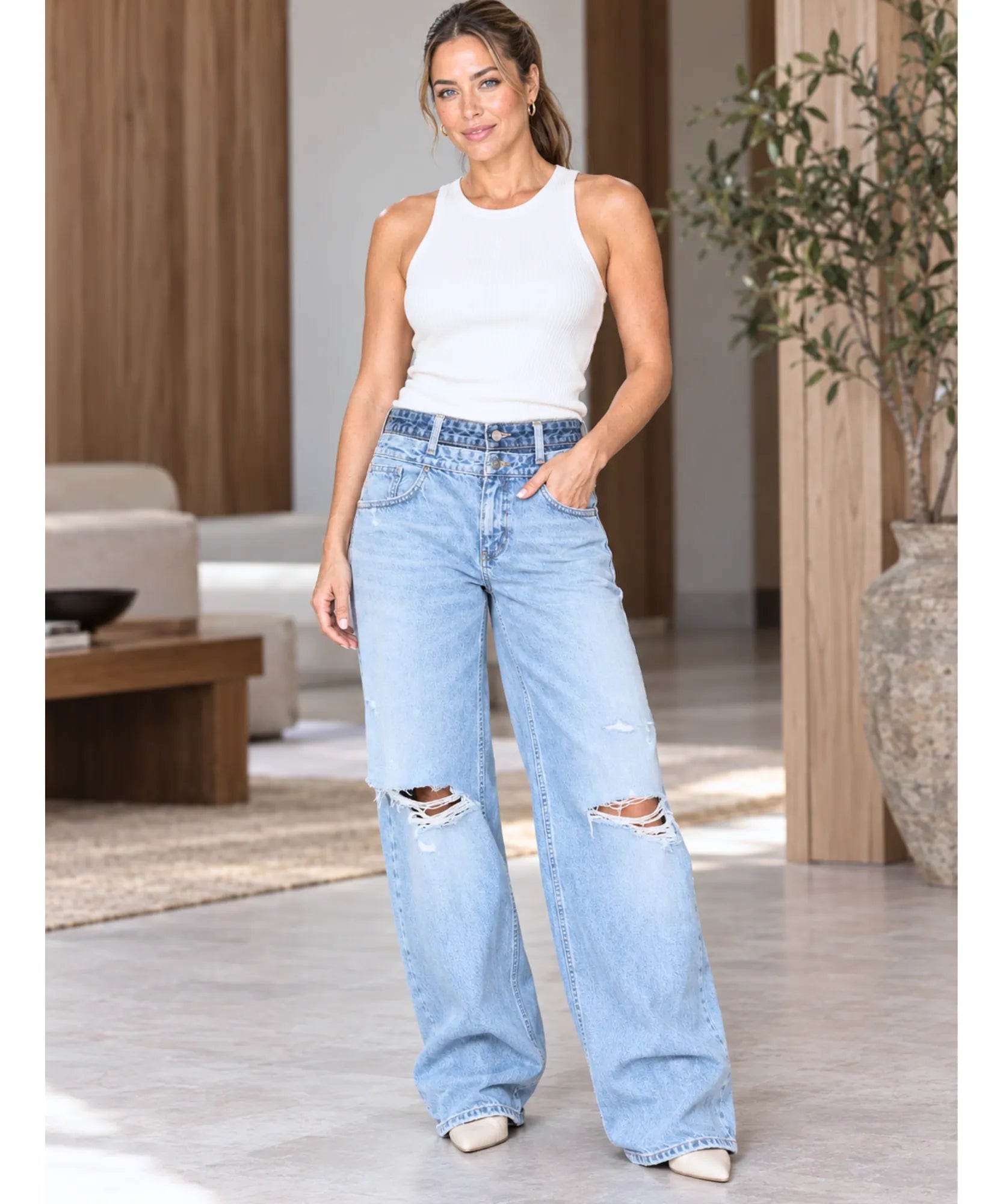 Calça baggy feminina jeans azul claro com regata branca vista de frente