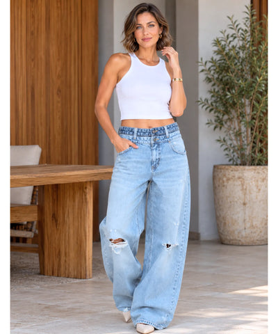 Calça baggy feminina azul claro com regata cropped branca