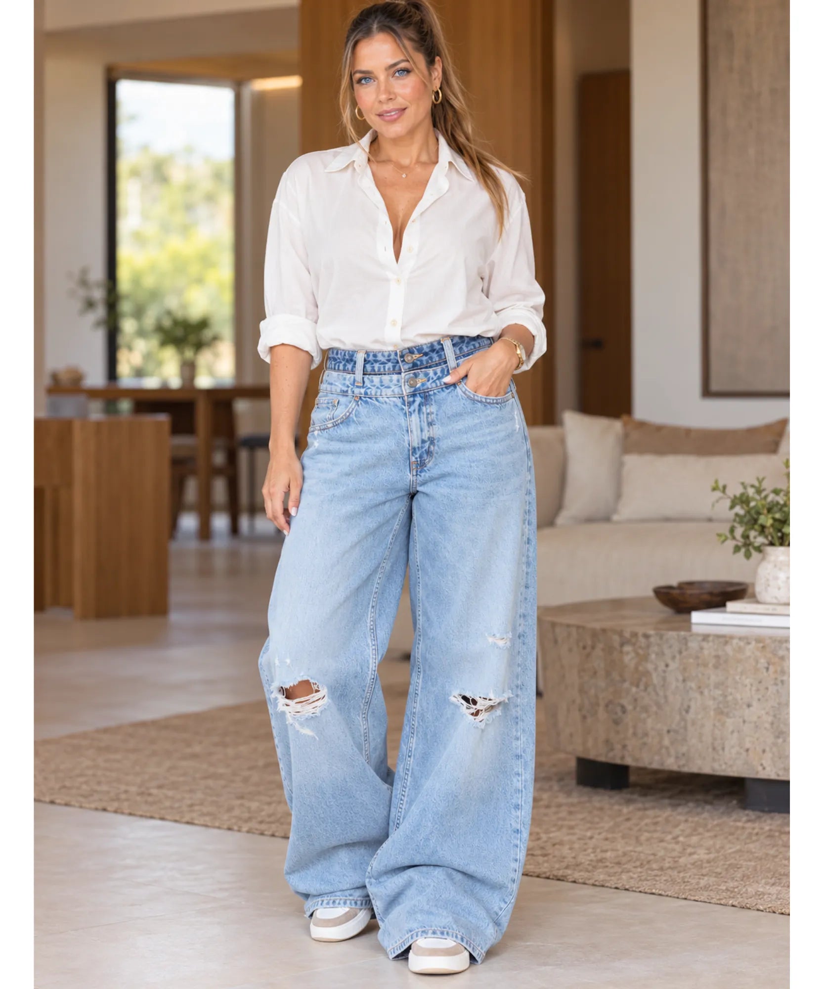 Calça baggy feminina jeans rasgada azul claro com camisa branca