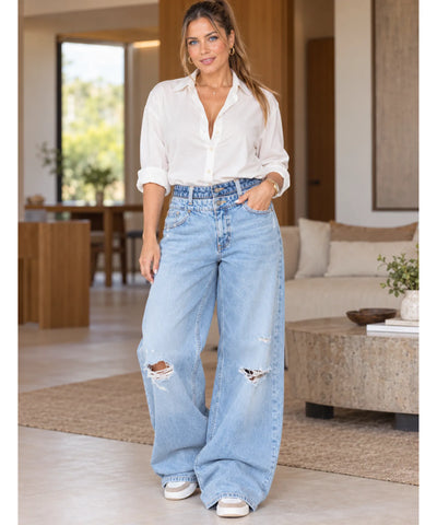 Calça baggy feminina jeans rasgada azul claro com camisa branca