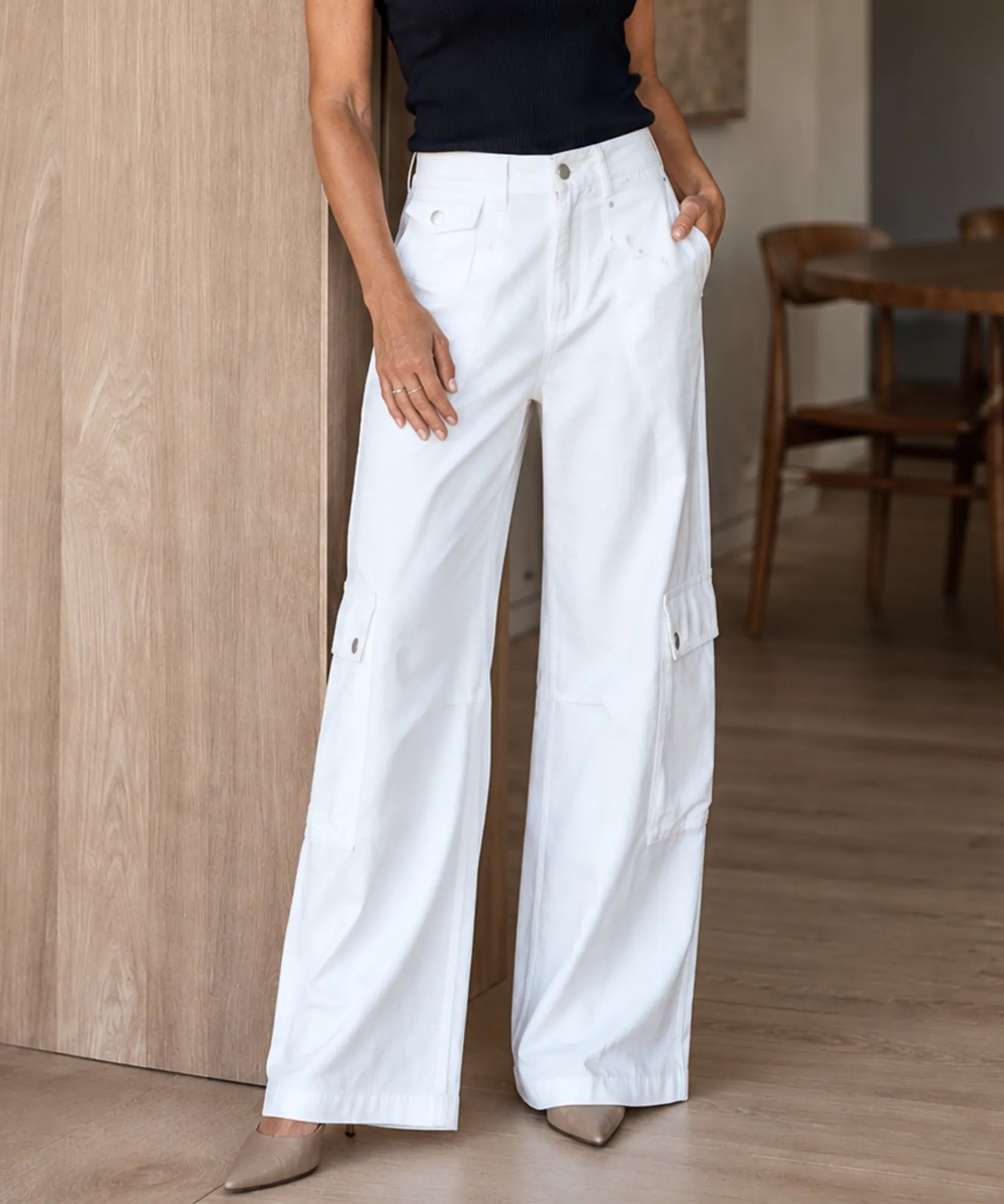 Comprar Calça Cargo Feminina Branca Perna Larga Bolsos Laterais Streetwear barato em promoção ANELLIMN