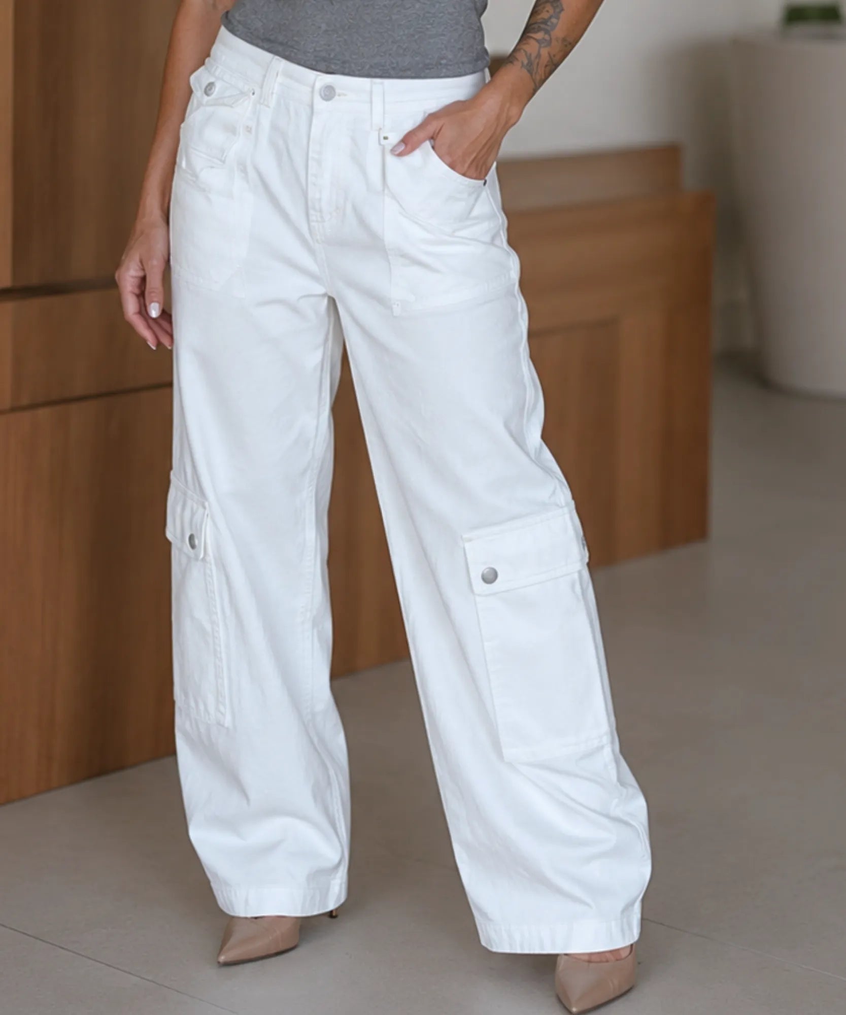 Comprar Calça Cargo Feminina Branca Perna Larga Bolsos Laterais Streetwear barato em promoção ANELLIMN