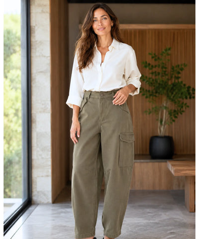 Calça Cargo Feminina Sarja Baggy Bolso Lateral Recortes Anatômicos barato promoção ANELLIMN
