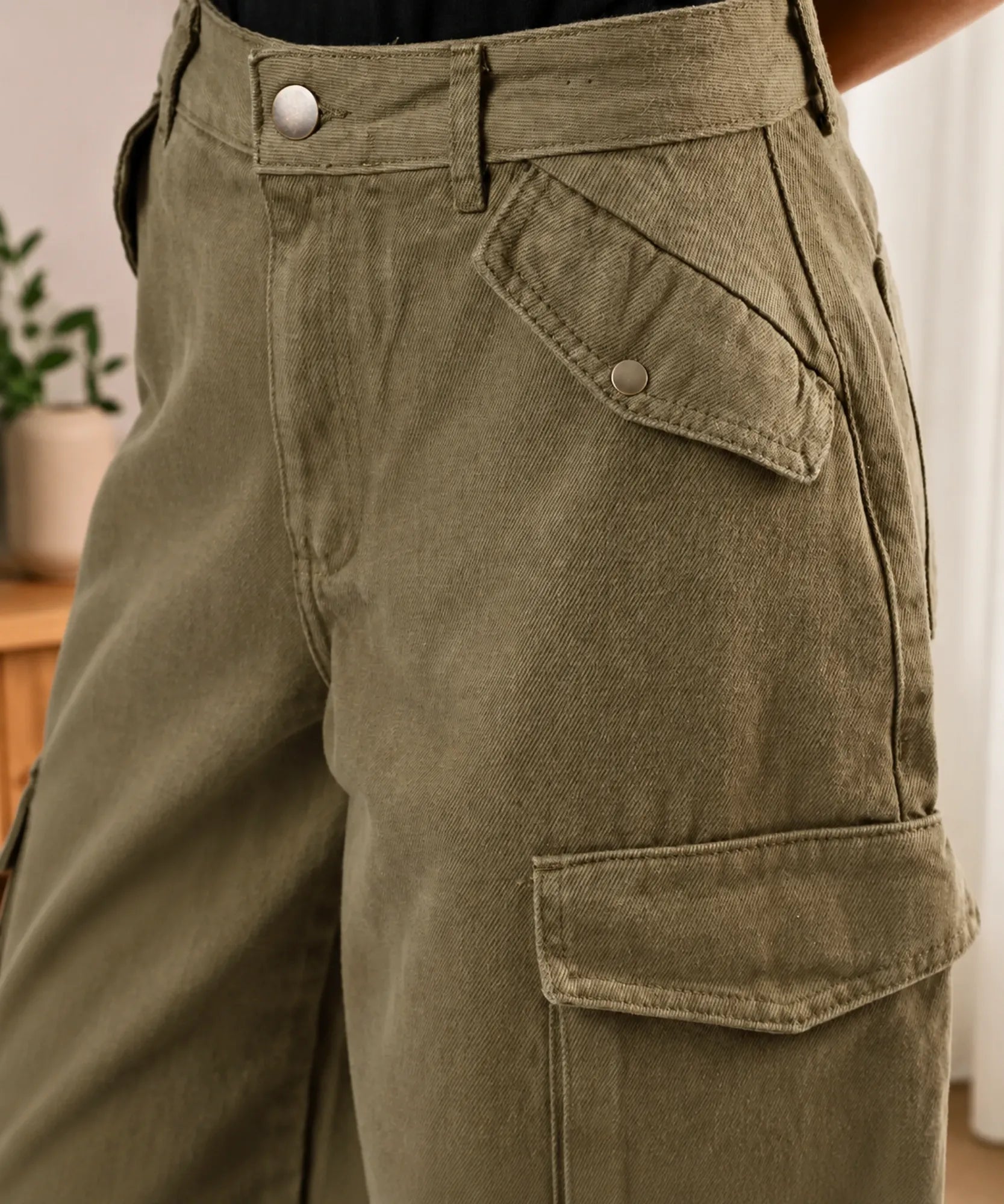 Calça Cargo Feminina Sarja Baggy Bolso Lateral Recortes Anatômicos barato promoção ANELLIMN