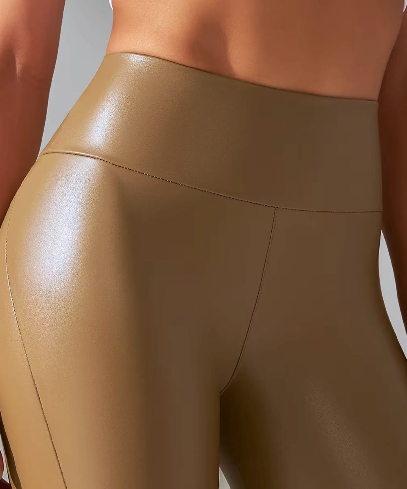 Comprar calça de couro feminina legging cintura alta cós largo brilho acetinado modelagem ajustada em promoção ZARA