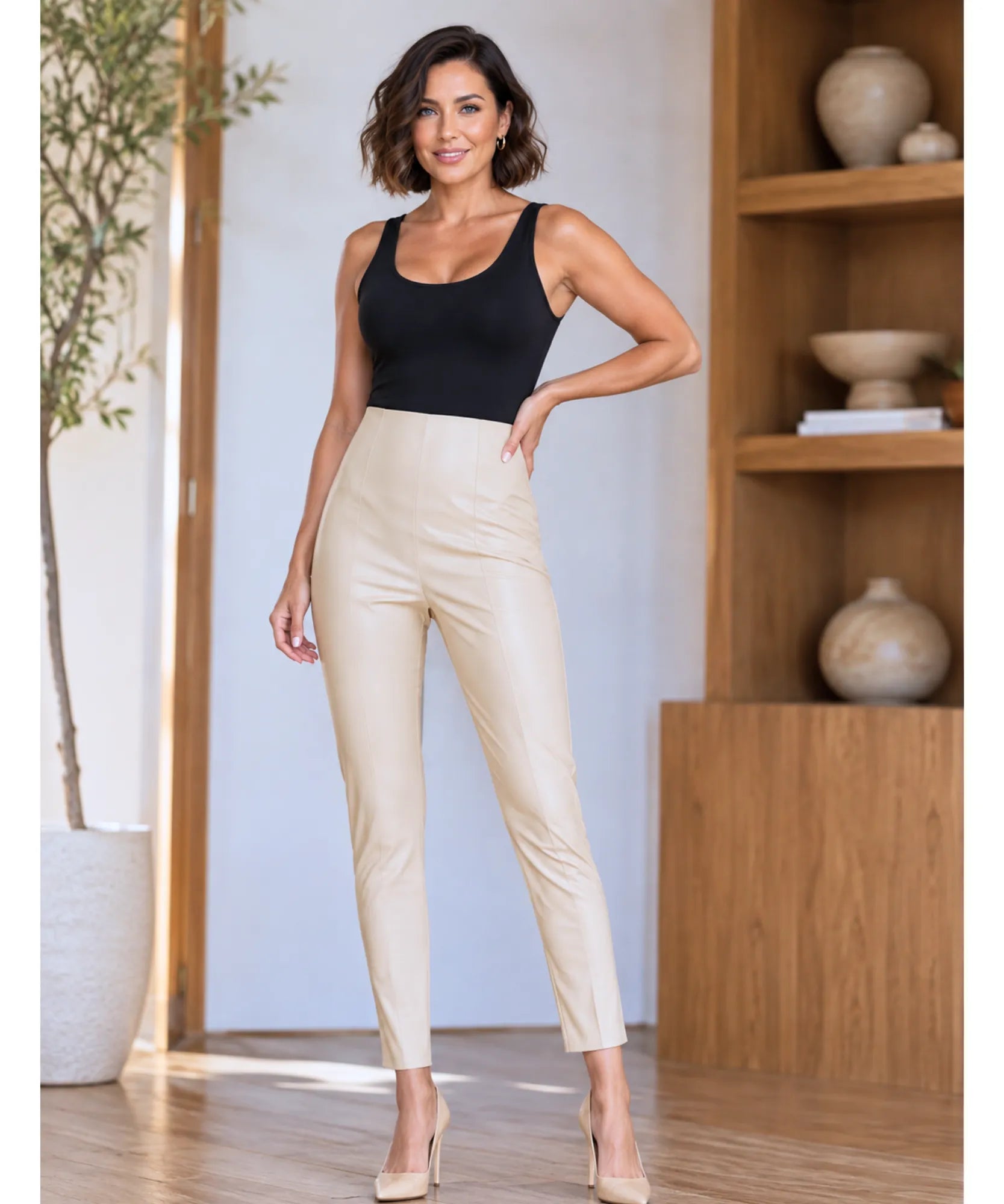 Look com calça de couro feminina bege slim de cintura alta, body preto e scarpin nude