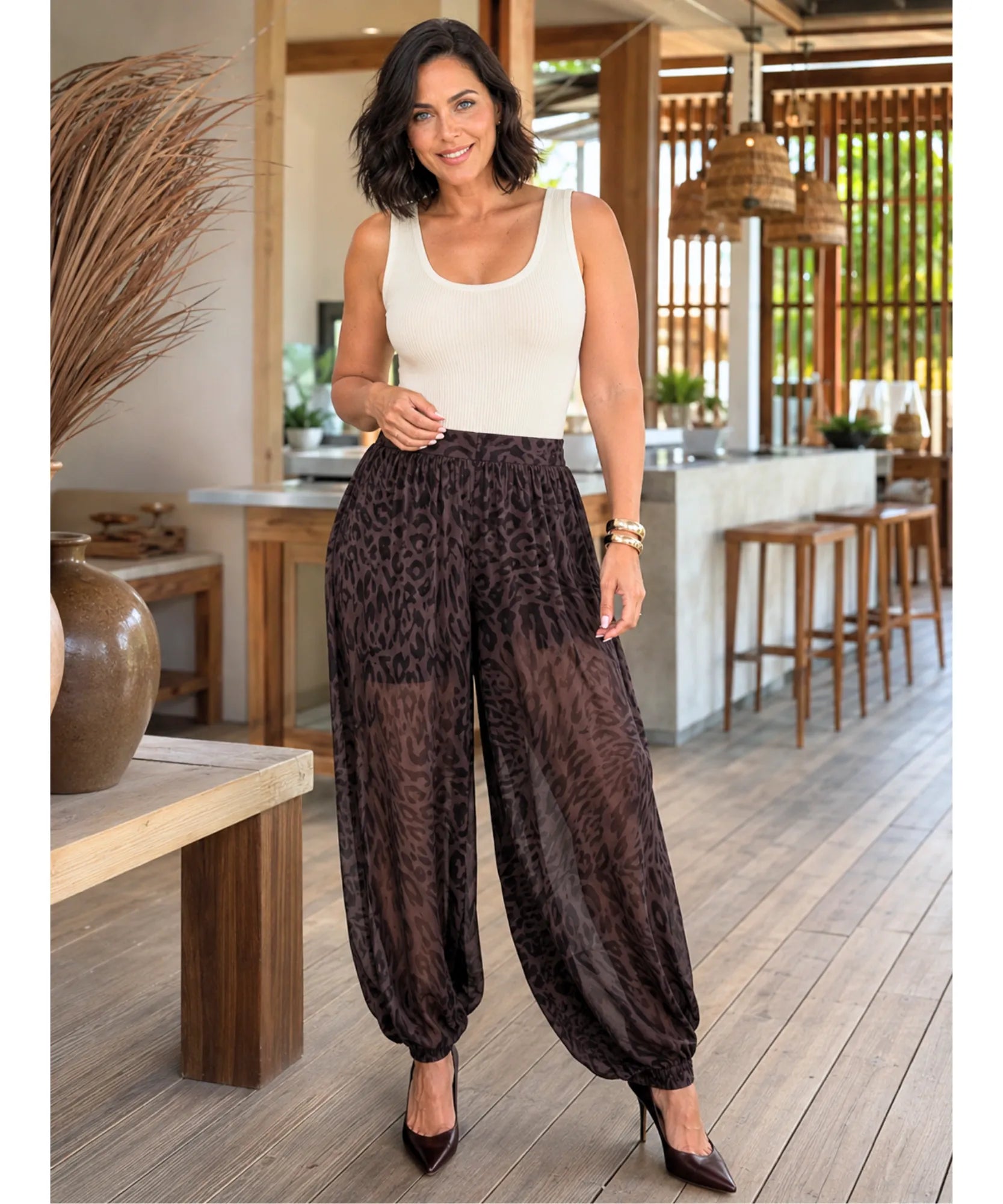 Calça de oncinha marrom em chiffon vista de frente com salto